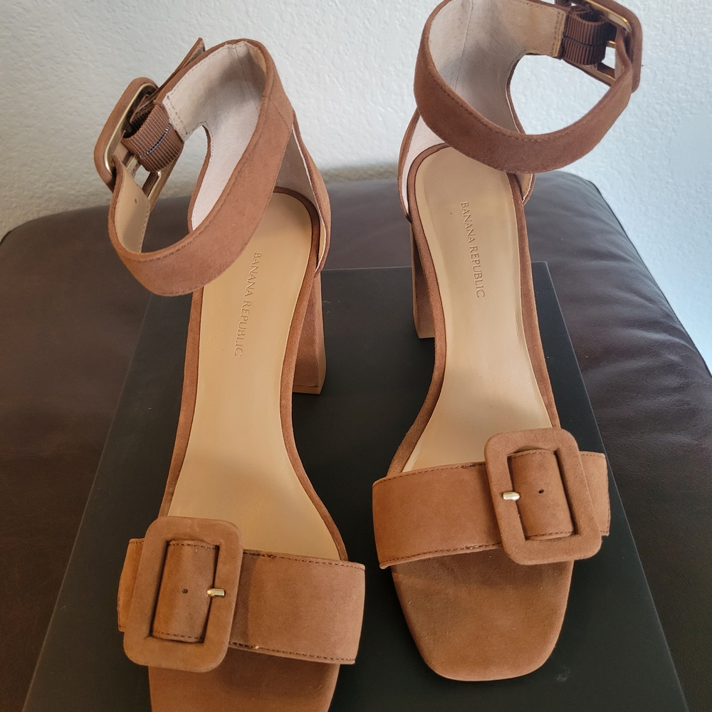 Banana Republic Women's Tan Suede Sandals